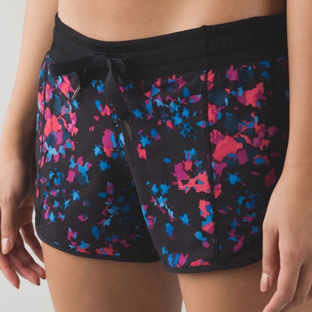 Lululemon Hotty Hot Short Dandy Digie Multi / Black - Picture 6 of 9